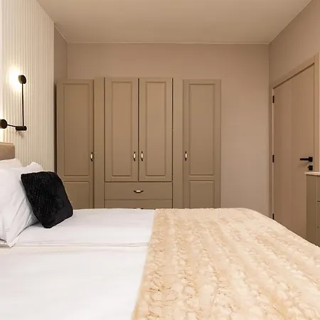 Royal Garden With Private Parking Apartment