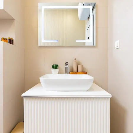 Royal Garden With Private Parking Apartment