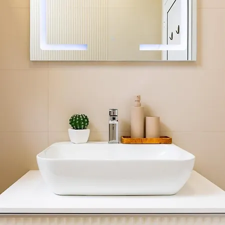 Royal Garden With Private Parking Apartment