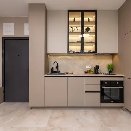 Royal Garden With Private Parking Apartment