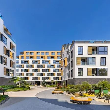 Royal Garden With Private Parking Apartment