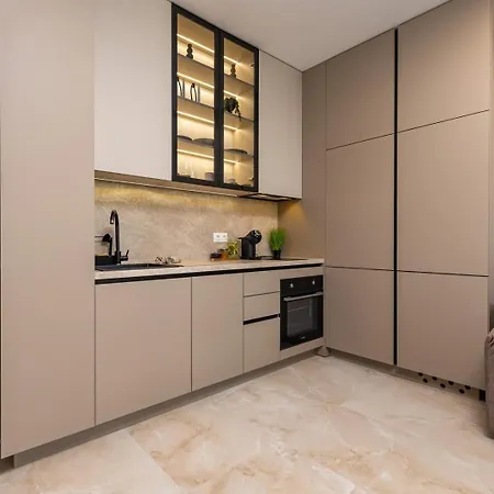 Royal Garden With Private Parking Apartment